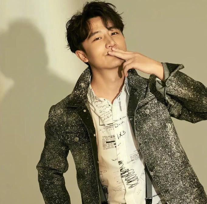 传杨幂斥8亿巨资拍新剧？女主是热巴，而男主是穿搭时髦帅气的他