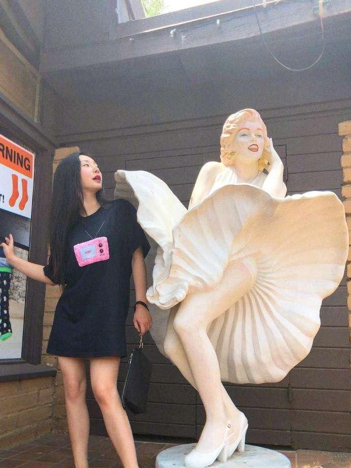 柳岩终于不再露肉了，穿T恤玩下衣消失秀腿，网友:清纯到认不出