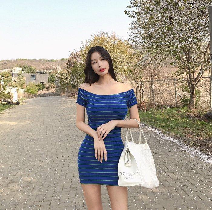 街拍: 炎热夏天, 简洁的连衣裙带来清凉感, 还能秀好身材！