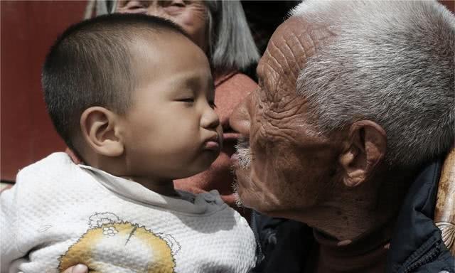 致敬！这个94岁老兵身高一米二，但扛起了中华民族