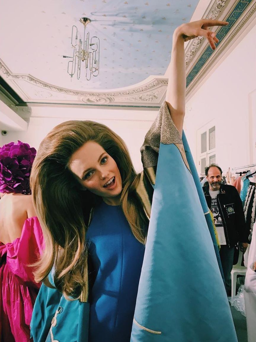 花团包围脸庞，羽毛变成云朵，世界上没有Valentino不敢做的少女