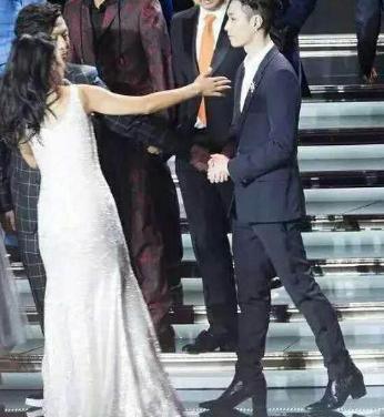 谁说高跟鞋只能女生穿，刘德华穿上高跟鞋经典，鹿晗竟毫无违和感