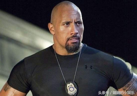 巨石强森火大了，大骂脸书上用他名字敛财的假账号