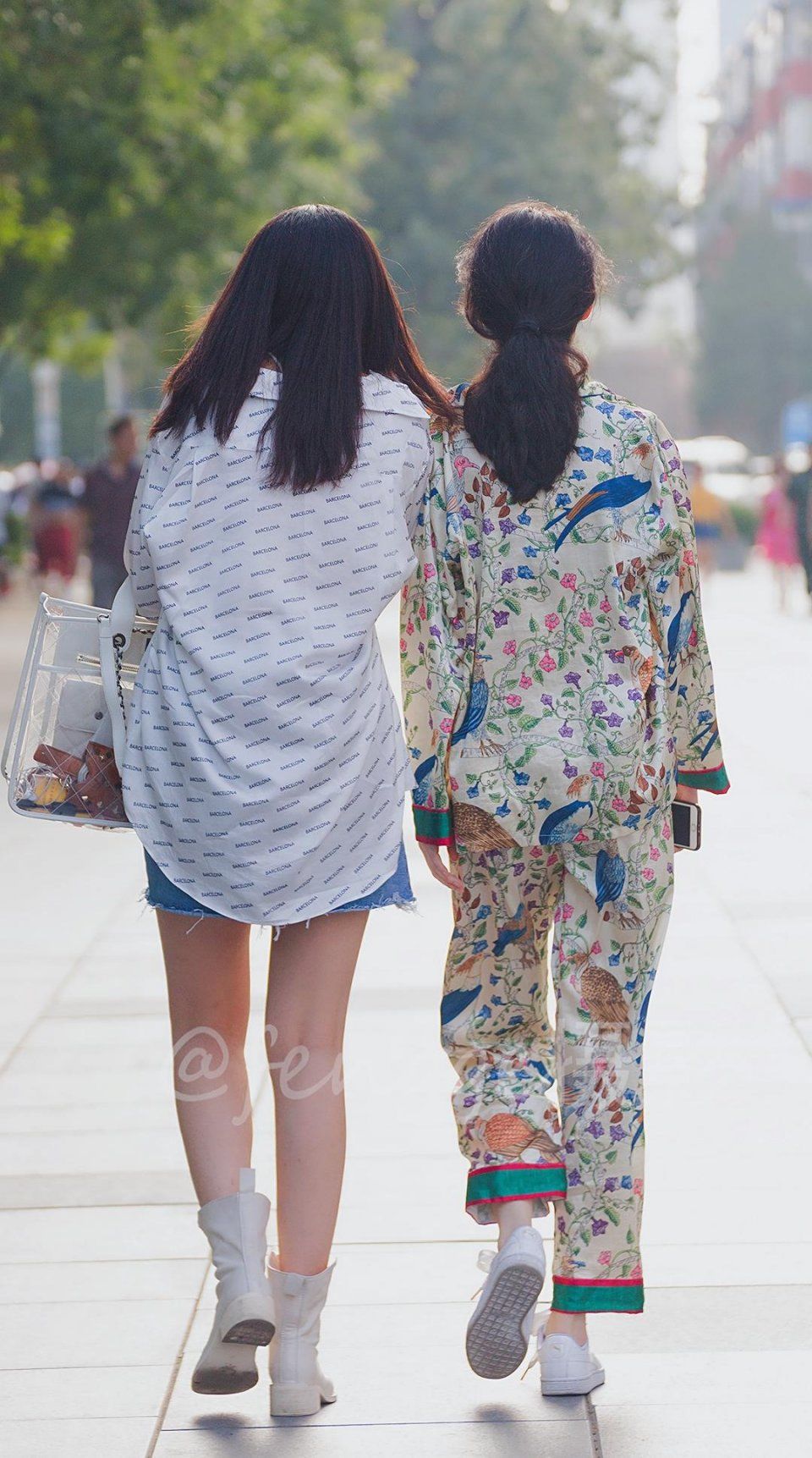 大热天，穿真丝睡衣逛街的姑娘，换上闺蜜的小皮靴或许更完美