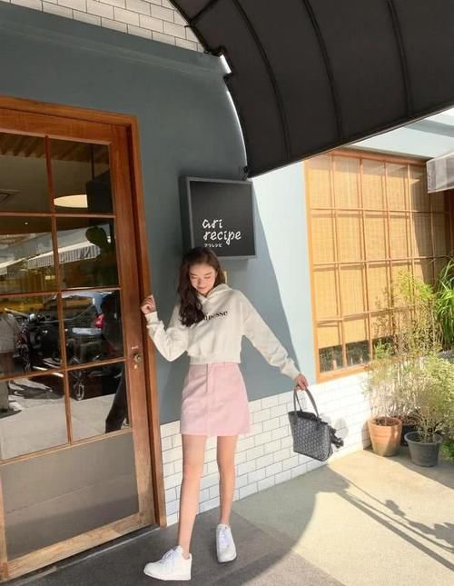  『少女』女人三十多凹不出“少女感”？那是你不会穿，这些简约穿搭超减龄