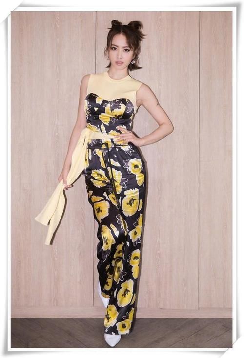 蔡依林又搞事！“连体泳衣”外穿引热议，网友：上厕所要怎么办？