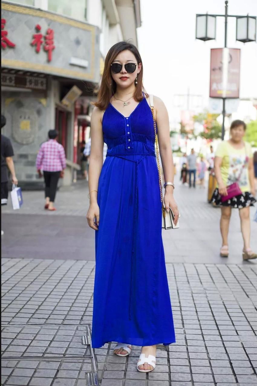 街拍:图1墨镜美女，皮裙配拖鞋，图3时尚美女，穿着优雅连衣裙