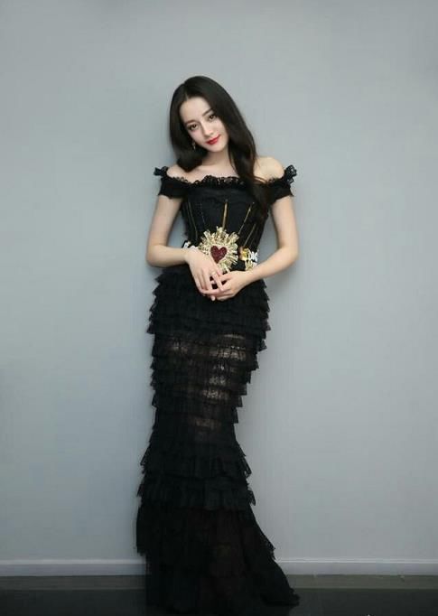 赵丽颖和热巴穿鱼尾裙美丽大气，但却都不及“小短腿”的吴昕惊艳