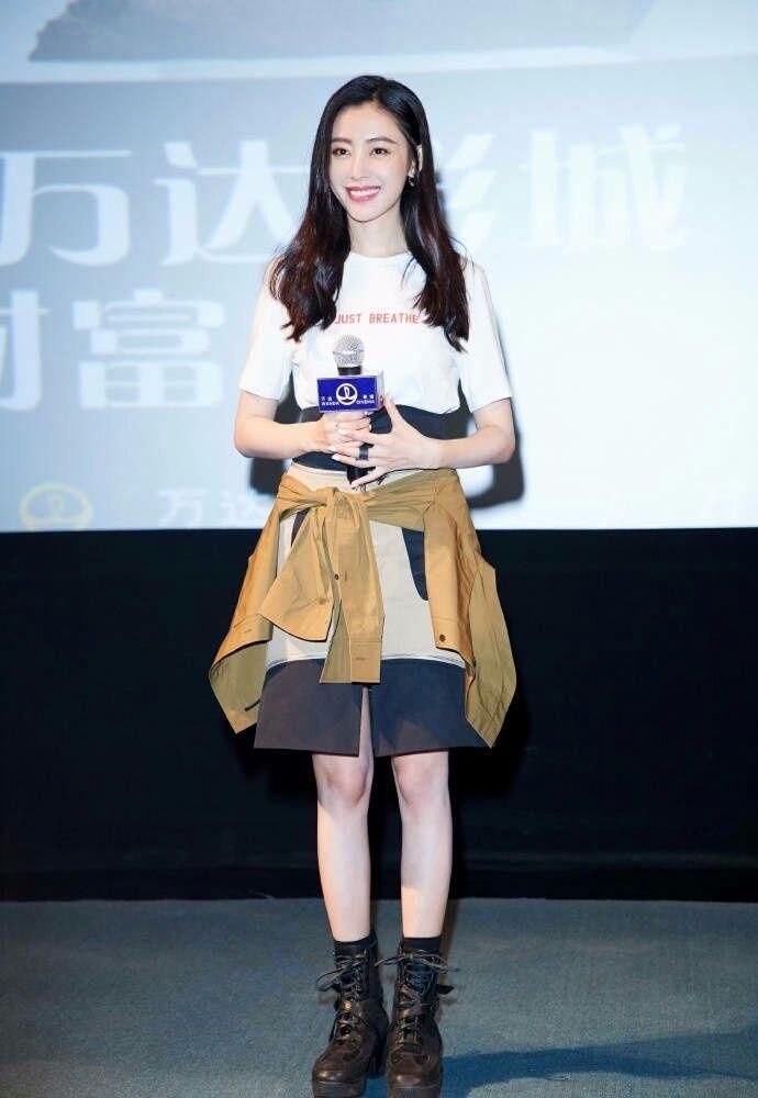 真受不了张天爱如今的风格，剪了齐刘海完全就是“网红”的画风!