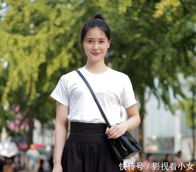 街拍紧身背心搭配短裤，曲线迷人的小姐姐，微微一笑倾国倾城！