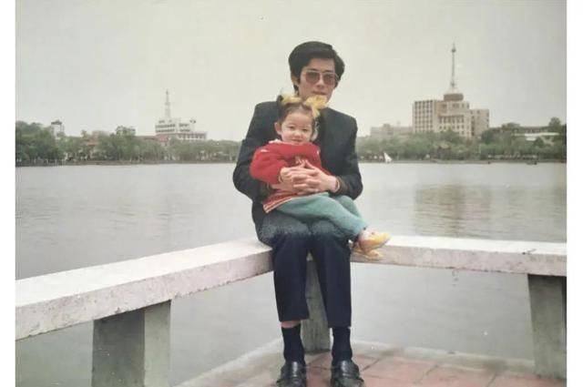  屁股@蒋梦婕爸爸的“美妆测评”：粉红眼影盘？不是擦“猴子屁股”的？