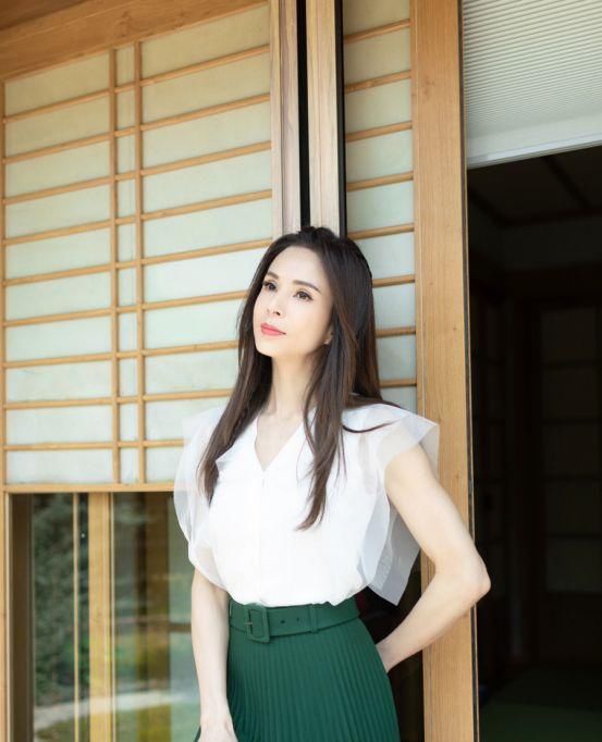  『奔四』奔四女人就该穿件清新小裙子！简洁精致设计尽显清新感