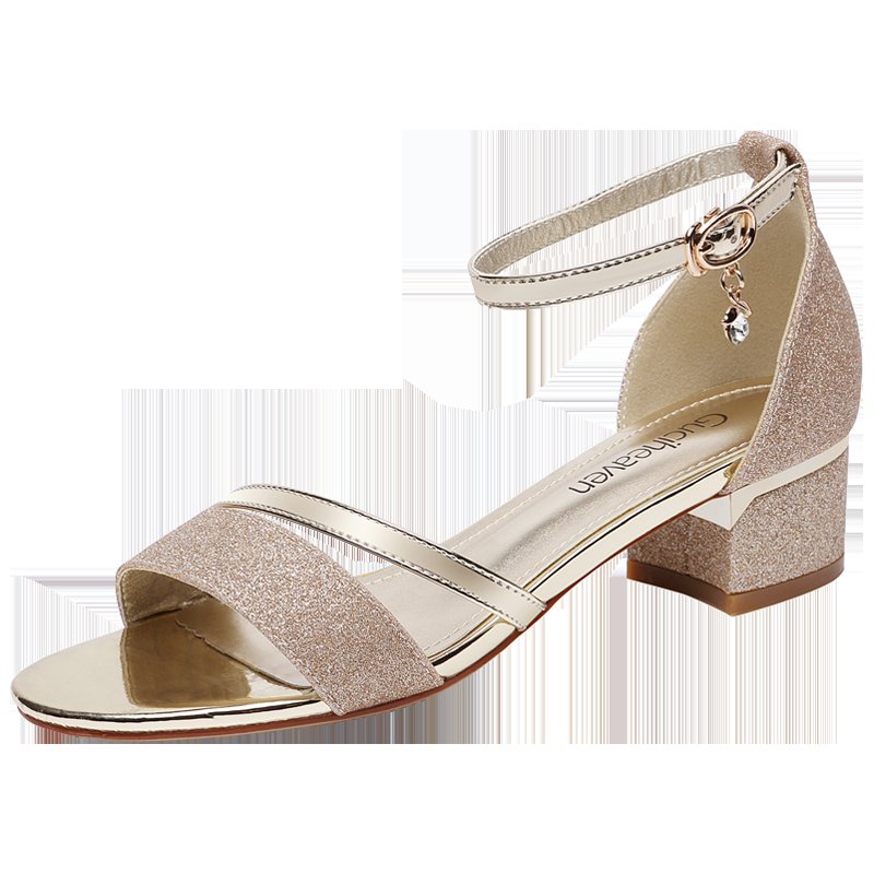 38岁小姨真会穿，今夏只穿这百搭凉鞋，时尚美嫩不累脚