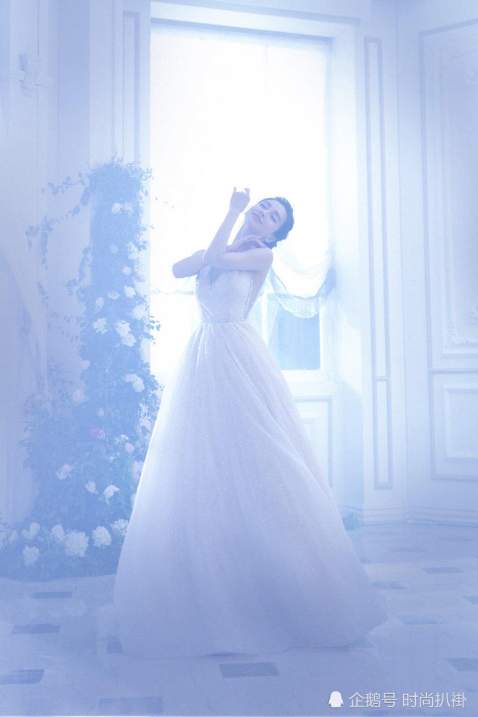 杨颖这件吊带裙不仅深V，前后左右都“开叉”，网友:真是大胆!