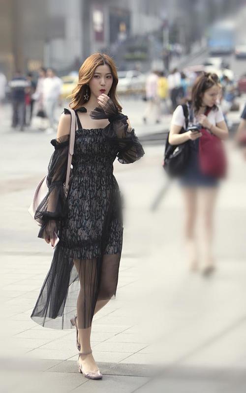 路人街拍，黑色的露脐装很好的衬托出了小姐姐柔美的身材