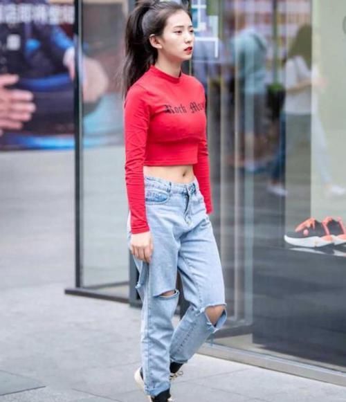  短袖：街拍：如花似玉的美女，一条黑色短袖配白色裙子，时尚清新靓丽美