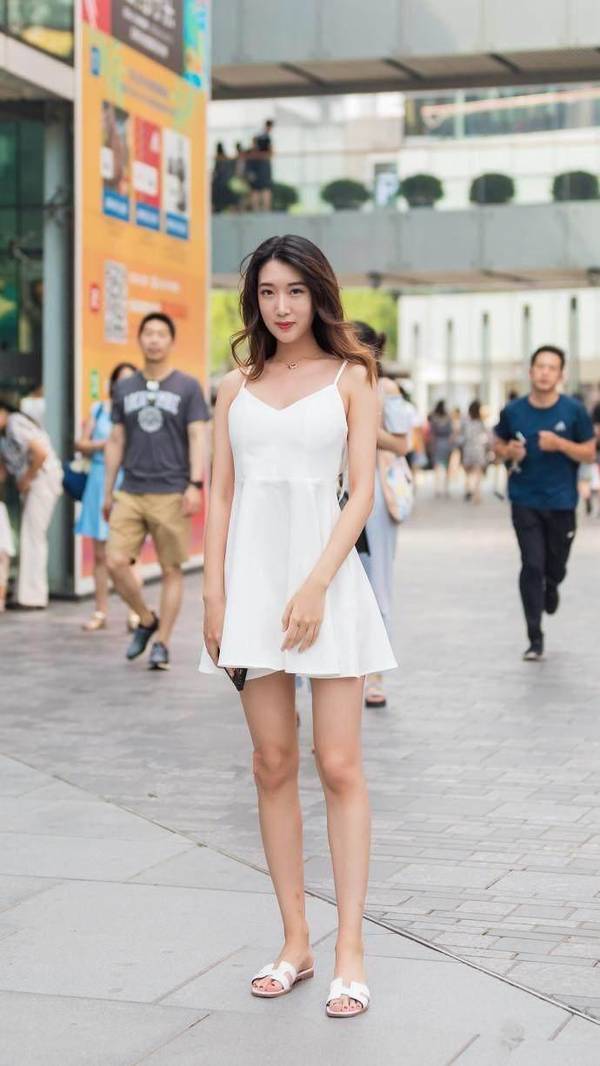街拍:白色吊带连衣短裙让人眼前一亮,身材苗条,美腿修长!