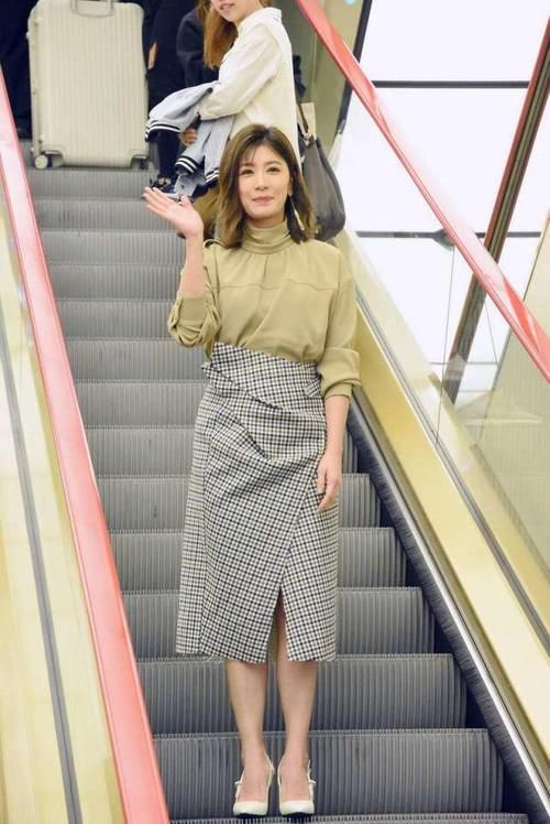 『中年』贾静雯藏不住的“中年走形”，未修图皱纹明显，身材走样腰腹臃肿