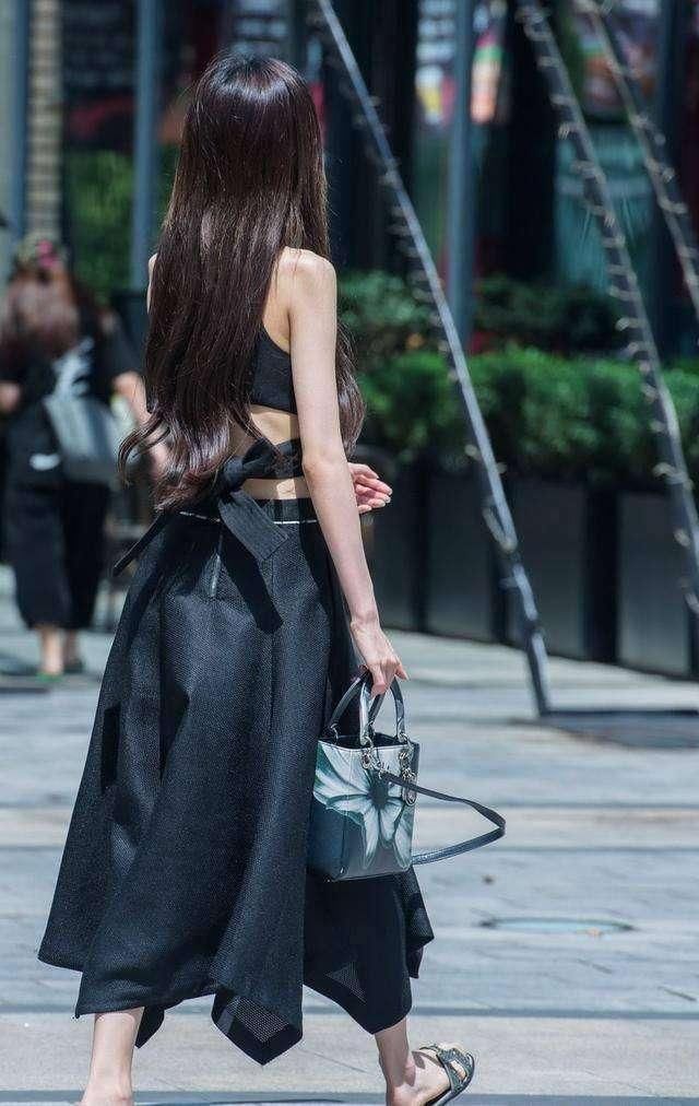 【闺蜜】街拍: 年轻辣妈身材丰腴, 和闺蜜相约同行, 尽情展现包臀裙的魅力