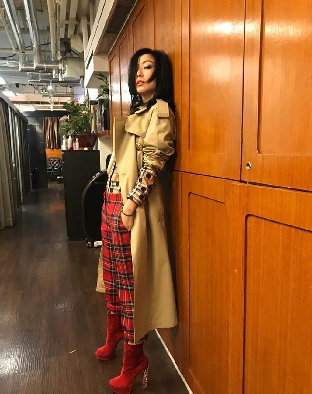 46岁郑秀文解锁新时尚，外套只穿一半 鞋子不同色，网友：就服你