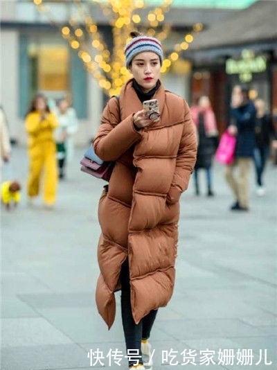  [美女]街拍：美女身穿黑色镂空长裙，长发披肩，充满时尚气息