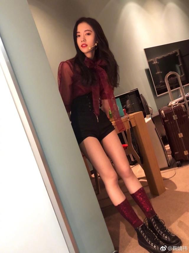 鞠婧祎的颜值暴击,身材暴击,你更喜欢哪个?