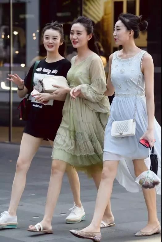 街拍路人，获赞无数的穿搭参考，让你成为众人追逐的时尚风向标