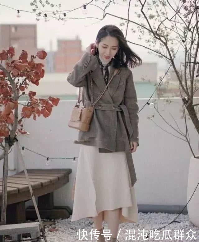 『紧身裤』建议小个子女生:别总穿棉服+紧身裤,2020流行这样穿很显高