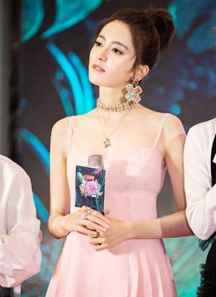 古力娜扎豁出去了，就靠“两根带”惊艳全场，网友:美到窒息!