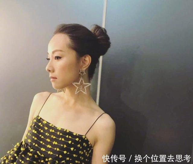 邓丽欣这裙子也太大了吧，这是在里面放了张桌子吗四缺三