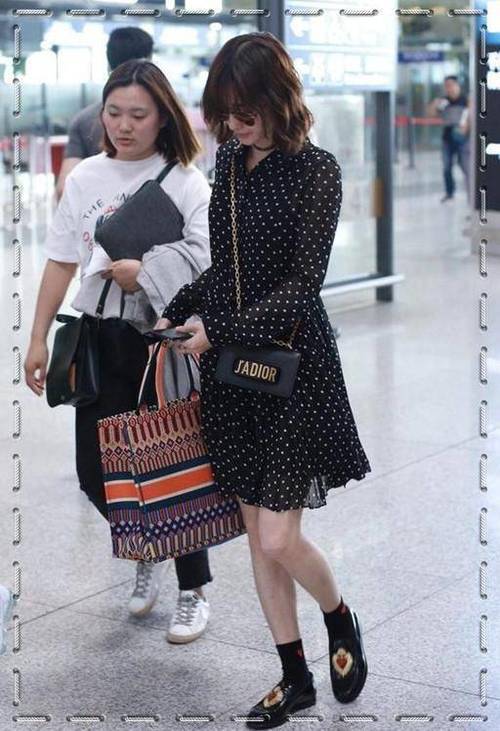 当王丽坤和张馨予同穿波点裙，网友：才知道邋遢和精致差距有多大