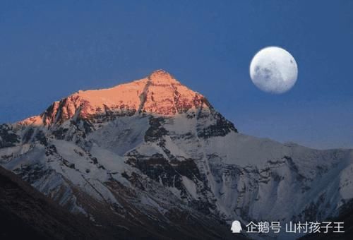 坐落在雅鲁藏布江边，是我国相对高度最高的山峰，但却少有人认识