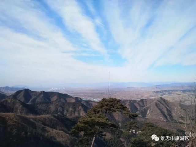 冬日纷纷的雨，悠远寂静的山！