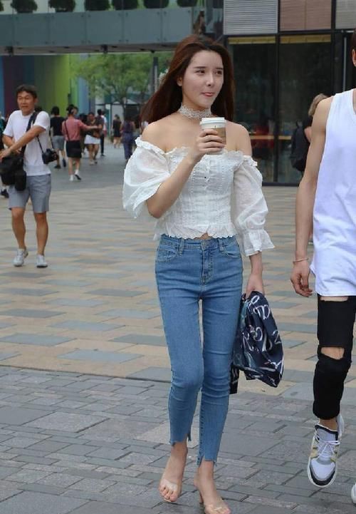 「线条美」凹凸有致小姐姐,牛仔裤穿出青春个性,尽显女性线条美!