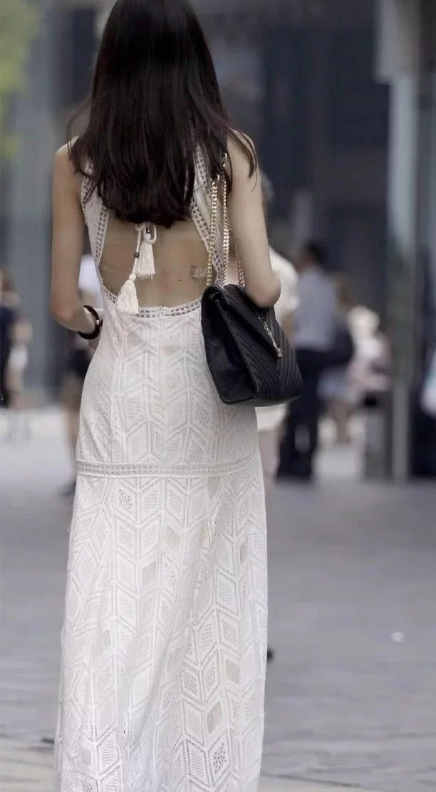 街拍：甜美小姐姐镂空开叉裙秀身材，纤细小蛮腰女神范儿十足