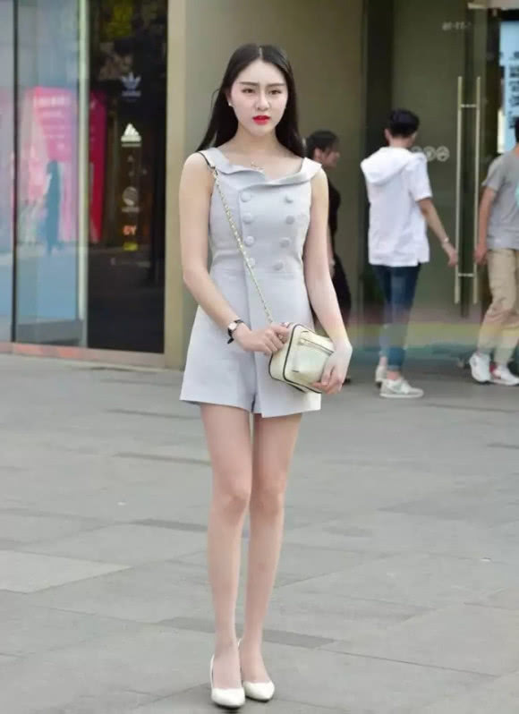 美女画颜月貌，妩媚动人，给人耳目一新的感觉