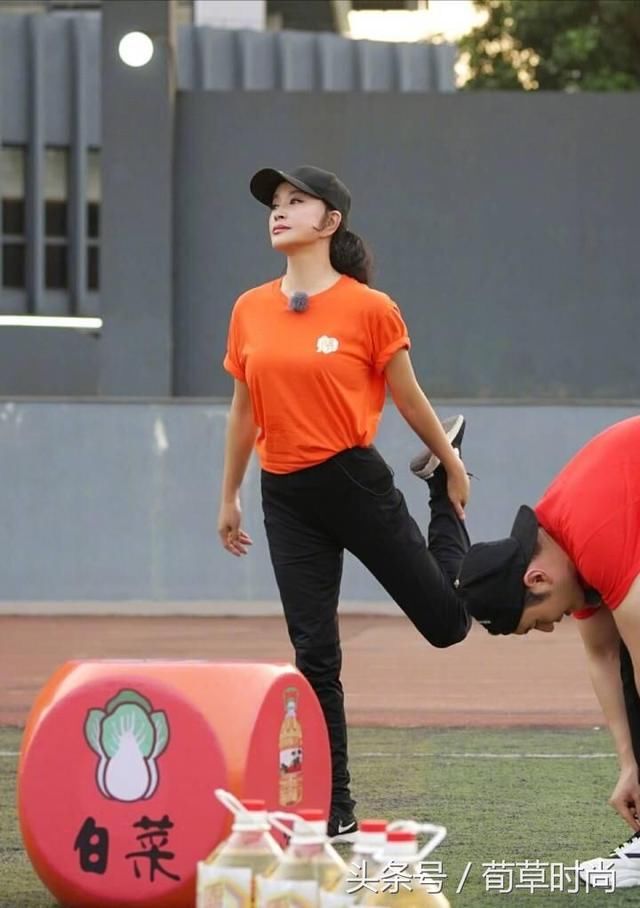 冻龄术？刘晓庆穿搭显少女，米雪扎丸子头，64岁的她还在穿高跟鞋