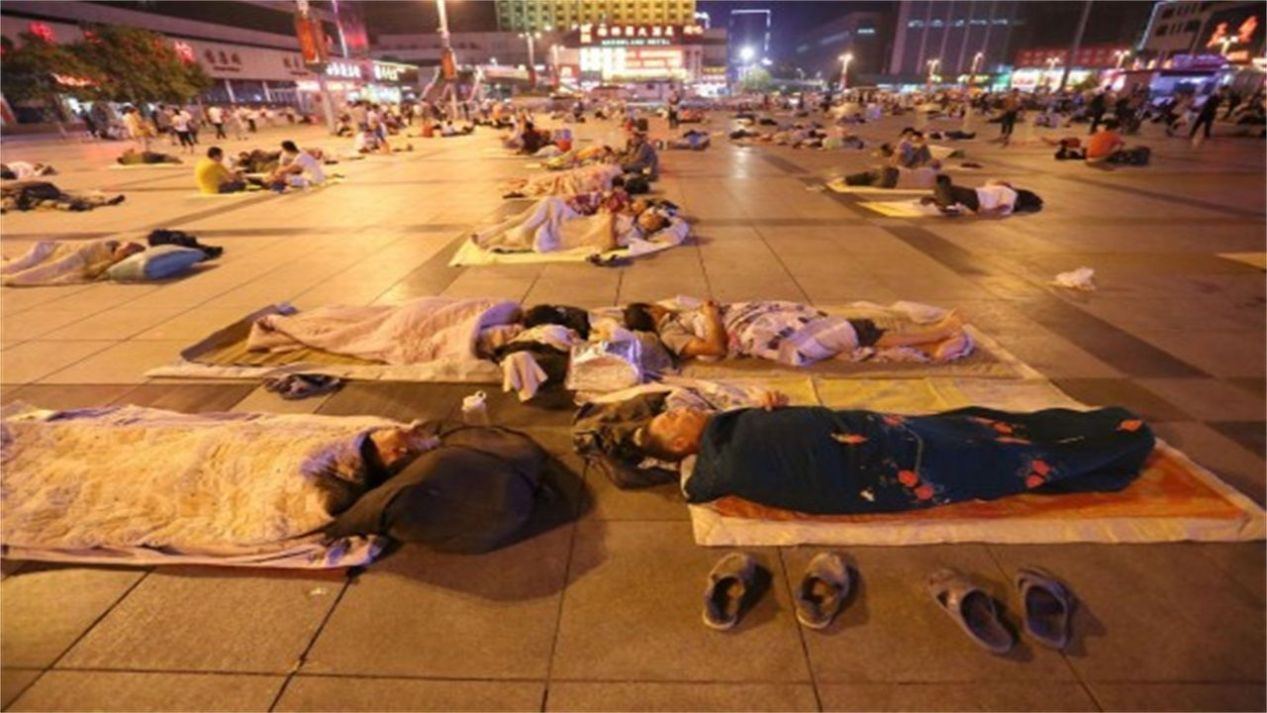 火车站有人宁可睡广场，也不去揽客大妈的小旅店，原因是什么？