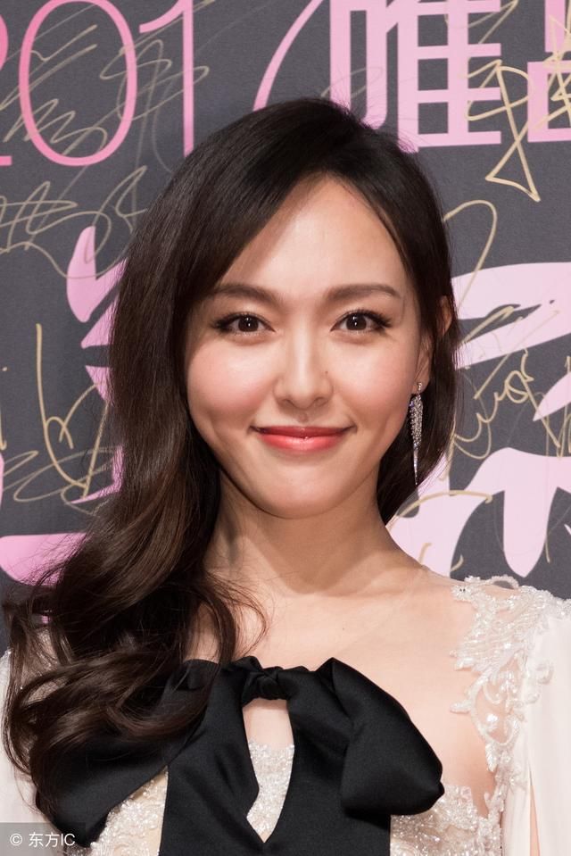 这才算高腰裤，快到胸口了，这种裤子除了唐嫣不是谁都能hold住