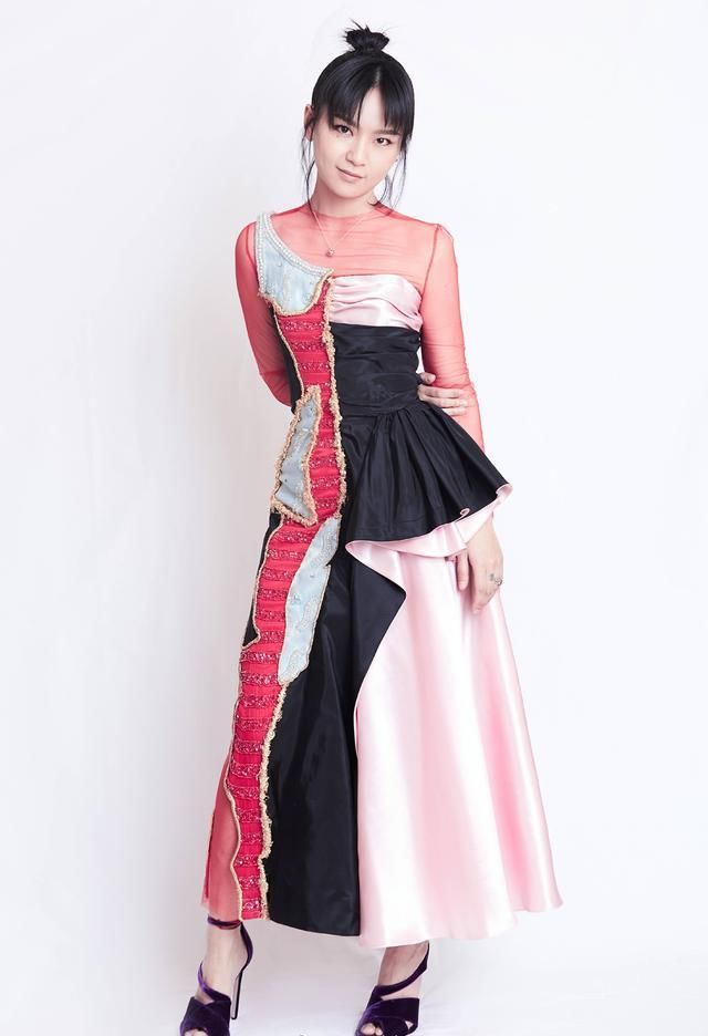 周笔畅穿上裙子，越来越有女人味，张靓颖却穿的像个女汉子!