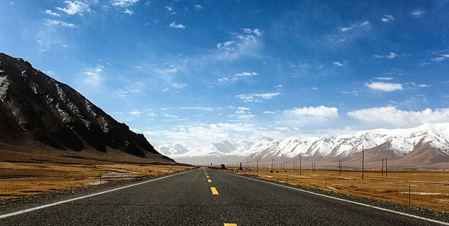  「堪称」堪称世界第8大奇迹，海拔5500米处建公路，3万人花20年