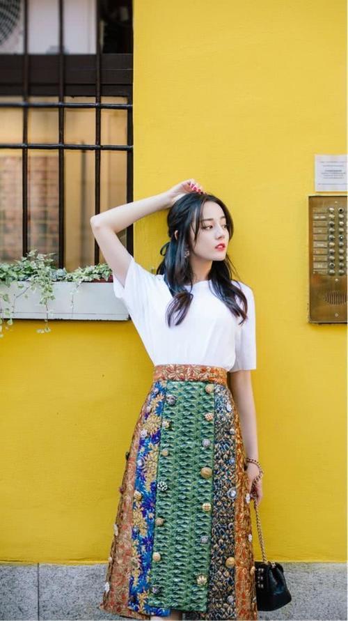 迪丽热巴终于扎起了无刘海高马尾!吊带裙超清纯,这个造型不错哦