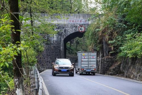 「苗族」中国保存最完好的苗寨,藏在峡谷仙境之中,是湘西最美的风景
