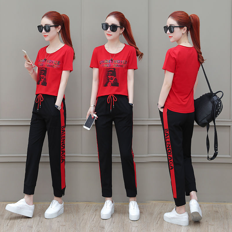 30女人尽量别裙子配高跟鞋，不适合!这样穿短裤套装才性感凉爽