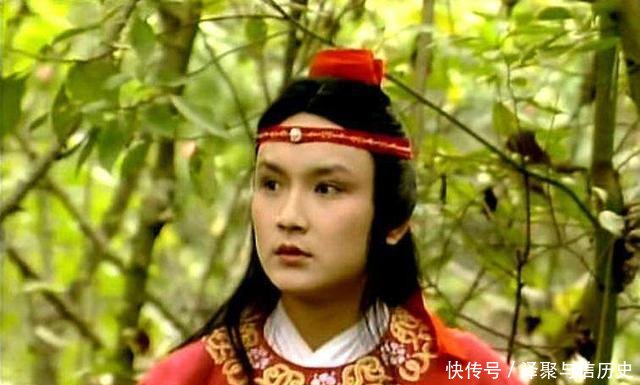 薛宝钗嘲笑贾宝玉那么大了还穿肚兜,他睡觉不