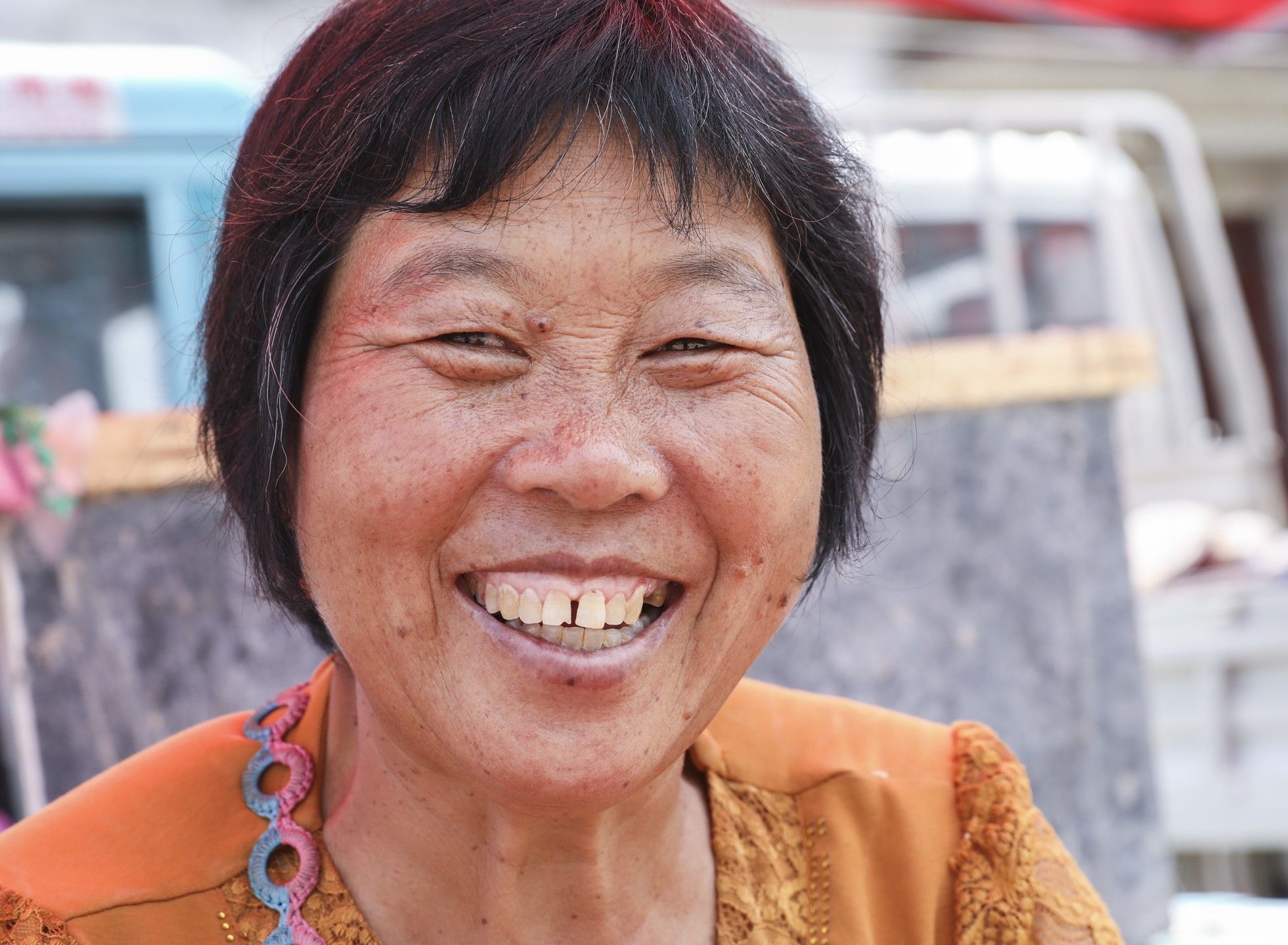  【奶奶】山东6旬农民大妈种8亩西红柿，大集做生意还要看孙子，