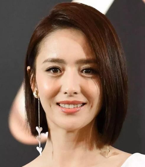 范冰冰晒短卷发照这角度也是自信的没谁了！而她直接年轻了20岁