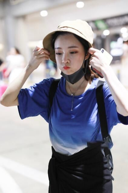 冯提莫围裹裙绑那么紧，看到双腿我只能沉默，网友:坐下就尴尬了