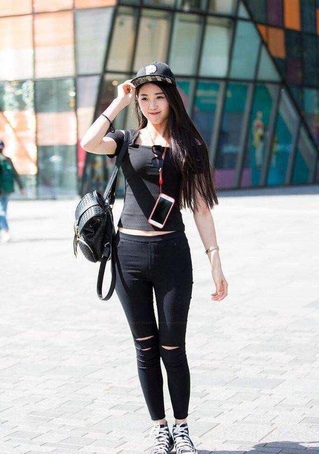 白皙:街拍:小姐姐穿露脐吊带,白皙腰肢很迷人,牛仔短裤增添青春气息