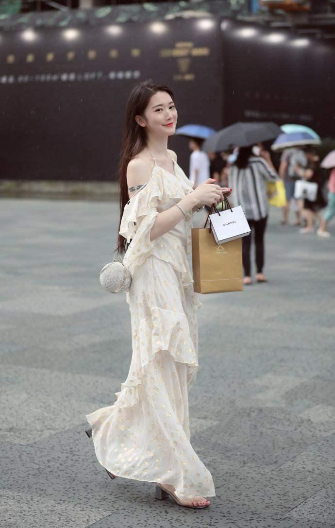 街拍: 图3美女红裙吊带好妖艳, 不过还是最想将图4娶回家